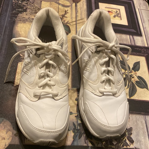 Women’s New Balance 927 Tennis Shoes - Picture 5 of 10